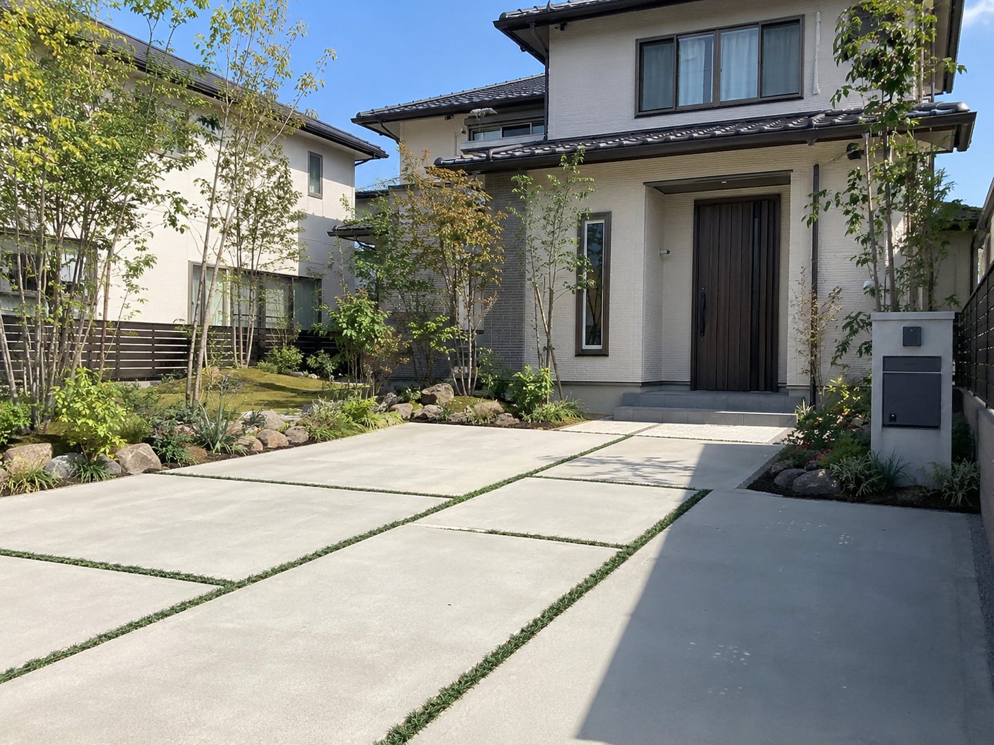 雑草対策パターンB：全面土間コンクリートに緑化目地（タマリュウ）の三重の庭