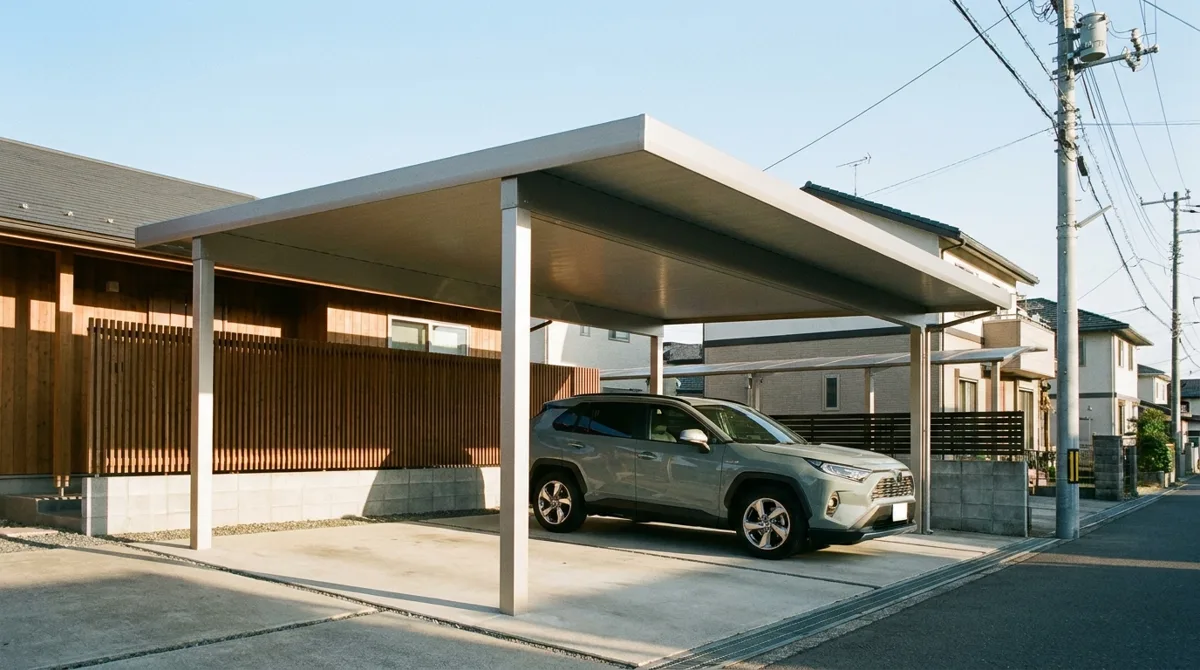 三重県の住宅に設置されたカーポート(建築確認申請の対象となる規模のイメージ)