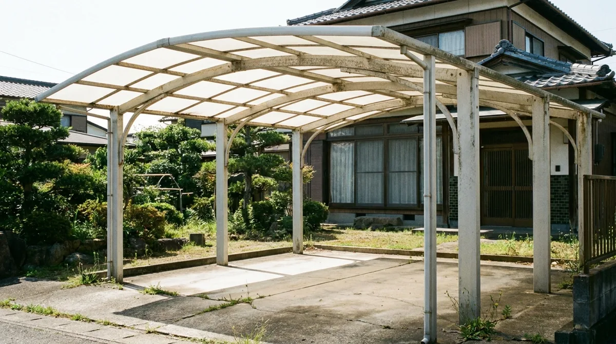 三重県の住宅で撤去を検討している経年したカーポート